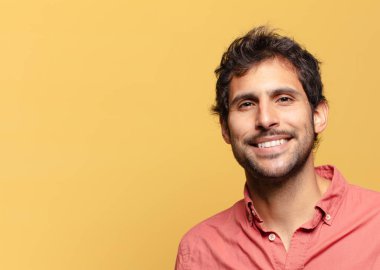 Genç, yakışıklı Hintli adam. Mutlu ve şaşırmış ifade