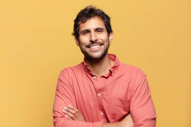 Genç, yakışıklı Hintli adam. Mutlu ve şaşırmış ifade