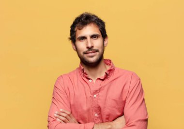 Genç, yakışıklı Hintli adam. Mutlu ve şaşırmış ifade