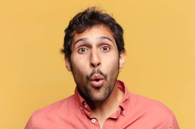 Genç, yakışıklı Hintli adam. şok veya şaşırmış ifade