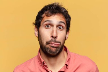 Genç ve yakışıklı Hintli adamın kafası karışmış.