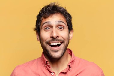 Genç, yakışıklı Hintli adam. şok veya şaşırmış ifade