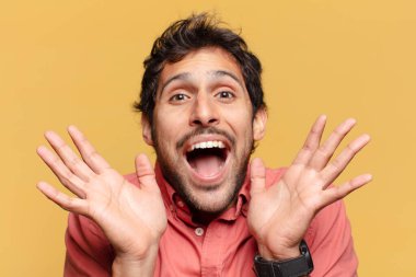 Genç, yakışıklı Hintli adam. şok veya şaşırmış ifade