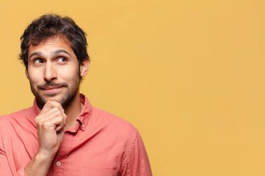 Genç, yakışıklı Hintli adam. Düşünen ya da kuşkulu ifade