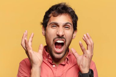 Genç ve yakışıklı Hintli adam sıkıcı ve kızgın.