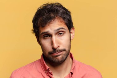 Genç, yakışıklı Hintli adam.