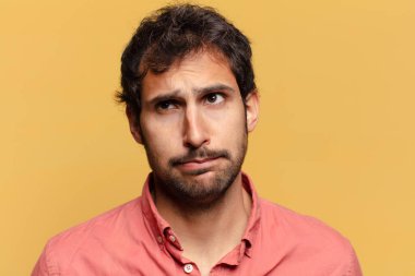 Genç ve yakışıklı Hintli adam sıkıcı ve kızgın.