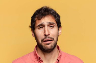 Genç, yakışıklı Hintli adam.