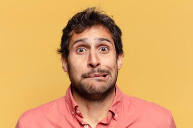 Genç yakışıklı Hintli adam korkmuş yüz ifadesi