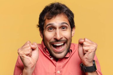 Genç yakışıklı Hintli adam gururlu bir ifade.