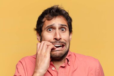 Genç yakışıklı Hintli adam korkmuş yüz ifadesi