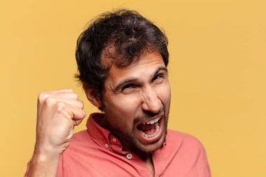 Genç, yakışıklı Hintli adam.