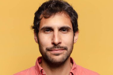 Genç, yakışıklı Hintli adam. Mutlu ve şaşırmış ifade