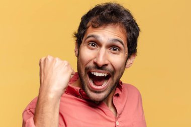 Genç, yakışıklı Hintli adam. Zaferi kazanan gibi kutluyoruz.