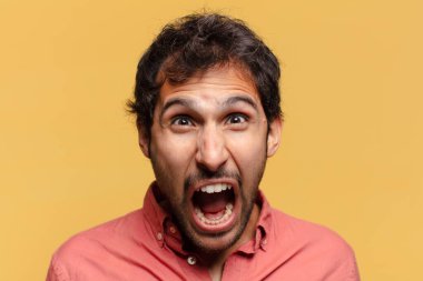 Genç, yakışıklı Hintli adam.