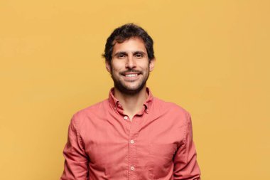 Genç, yakışıklı Hintli adam. Mutlu ve şaşırmış ifade