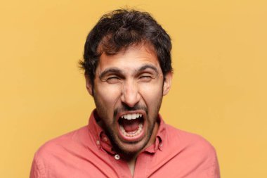 Genç, yakışıklı Hintli adam.