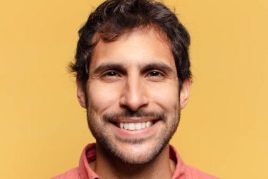 Genç, yakışıklı Hintli adam. Mutlu ve şaşırmış ifade