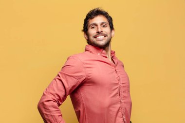 Genç yakışıklı Hintli adam gururlu bir ifade.