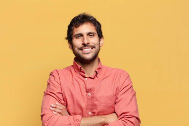 Genç, yakışıklı Hintli adam. Mutlu ve şaşırmış ifade