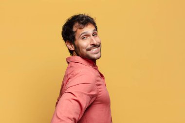 Genç yakışıklı Hintli adam gururlu bir ifade.