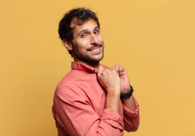 Genç yakışıklı Hintli adam gururlu bir ifade.