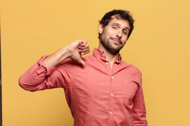 Genç yakışıklı Hintli adam gururlu bir ifade.