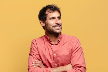 Genç, yakışıklı Hintli adam. Mutlu ve şaşırmış ifade