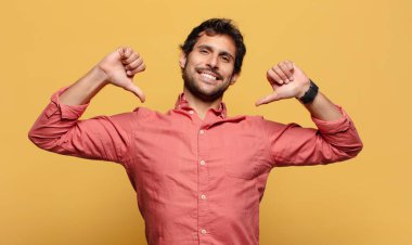 Genç yakışıklı Hintli adam gururlu bir ifade.