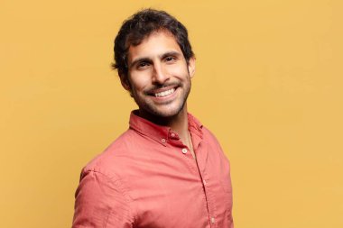 Genç, yakışıklı Hintli adam. Mutlu ve şaşırmış ifade