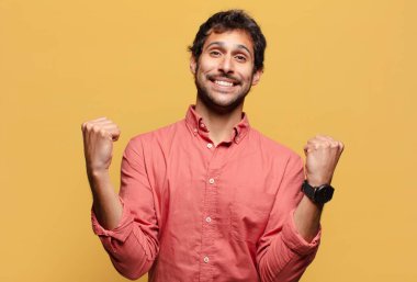 Genç, yakışıklı Hintli adam. Zaferi kazanan gibi kutluyoruz.