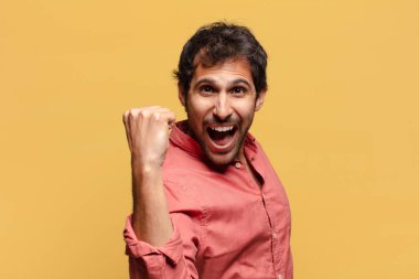 Genç, yakışıklı Hintli adam. Zaferi kazanan gibi kutluyoruz.