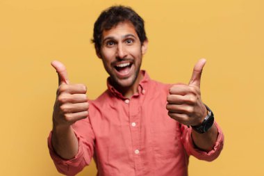 Genç, yakışıklı Hintli adam. Mutlu ve şaşırmış ifade