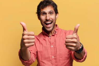 Genç, yakışıklı Hintli adam. Mutlu ve şaşırmış ifade