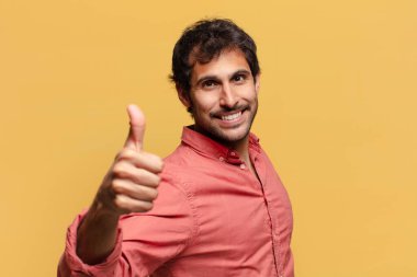 Genç, yakışıklı Hintli adam. Mutlu ve şaşırmış ifade