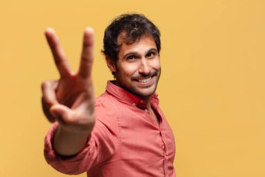 Genç, yakışıklı Hintli adam. Zaferi kazanan gibi kutluyoruz.