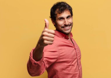 Genç, yakışıklı Hintli adam. Mutlu ve şaşırmış ifade