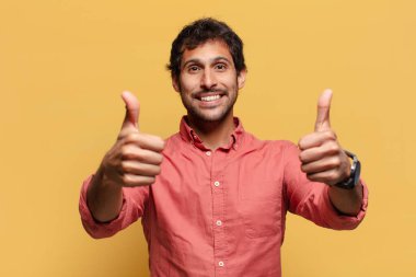 Genç, yakışıklı Hintli adam. Mutlu ve şaşırmış ifade