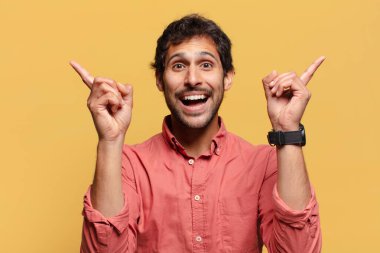 Genç, yakışıklı Hintli adam. Zaferi kazanan gibi kutluyoruz.