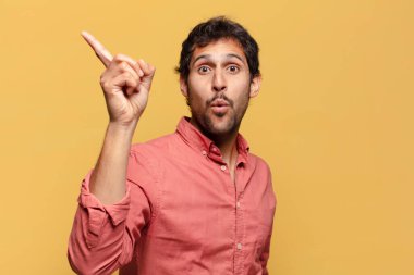 Genç, yakışıklı Hintli adam. Zaferi kazanan gibi kutluyoruz.