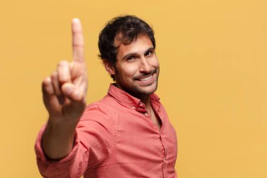 Genç yakışıklı Hintli adam gururlu bir ifade.