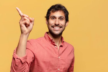 Genç, yakışıklı Hintli adam. Zaferi kazanan gibi kutluyoruz.