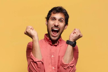 Genç, yakışıklı Hintli adam. Zaferi kazanan gibi kutluyoruz.