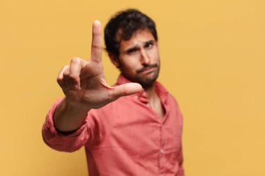 Genç yakışıklı Hintli adam gururlu bir ifade.