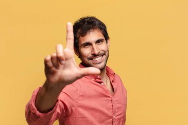 Genç yakışıklı Hintli adam gururlu bir ifade.