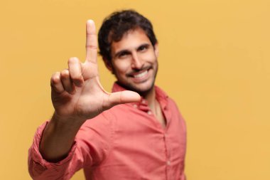 Genç yakışıklı Hintli adam gururlu bir ifade.