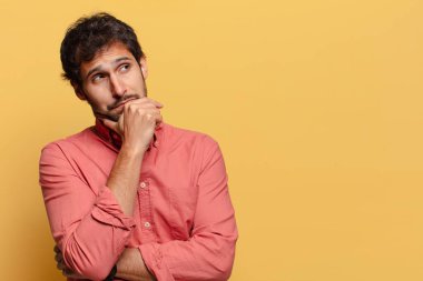Genç, yakışıklı Hintli adam. Düşünen ya da kuşkulu ifade