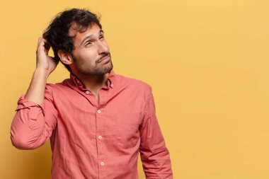 Genç, yakışıklı Hintli adam. Düşünen ya da kuşkulu ifade