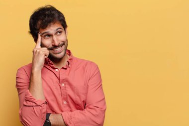 Genç, yakışıklı Hintli adam. Düşünen ya da kuşkulu ifade