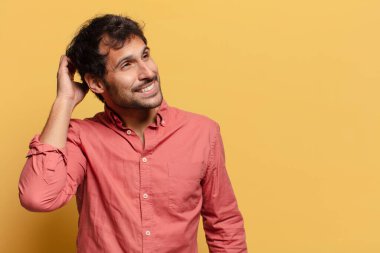 Genç, yakışıklı Hintli adam. Düşünen ya da kuşkulu ifade